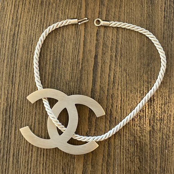 CHANEL Necklace. Spring 2008. Oversized CC logo in python skin and gold hardware - Picture 6 of 12